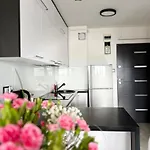 Cosy Solidarnosci Avenue 아파트 바르샤바