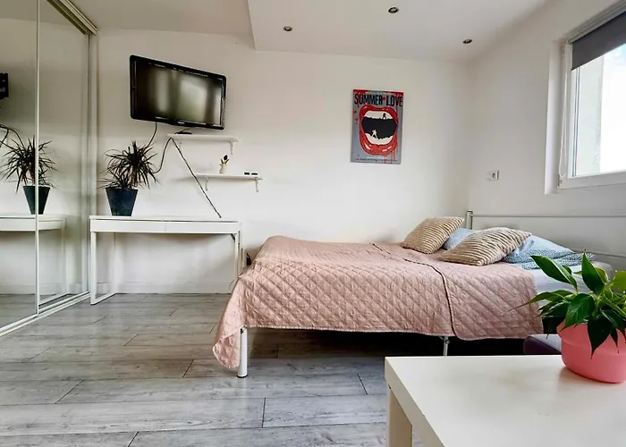 Cosy Solidarnosci Avenue Warsaw