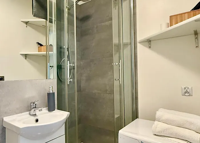 Cosy Solidarnosci Avenue Apartment Warsaw